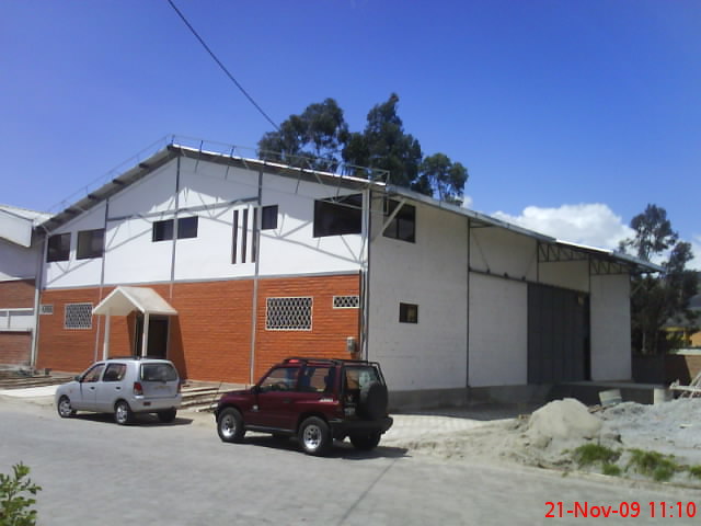 Fachada terminada de edificio residencial con acabados finales