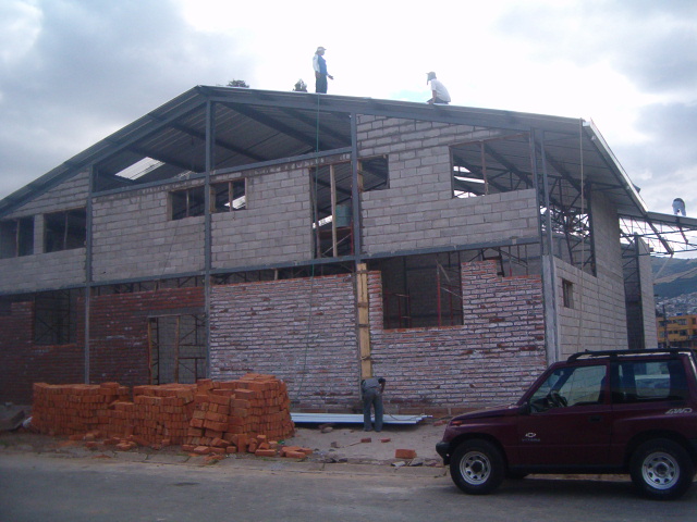 Estructura metálica en soldadura y montaje de proyecto comercial