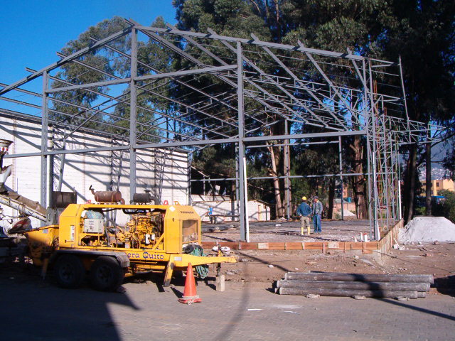 Equipo profesional supervisando obra en sitio