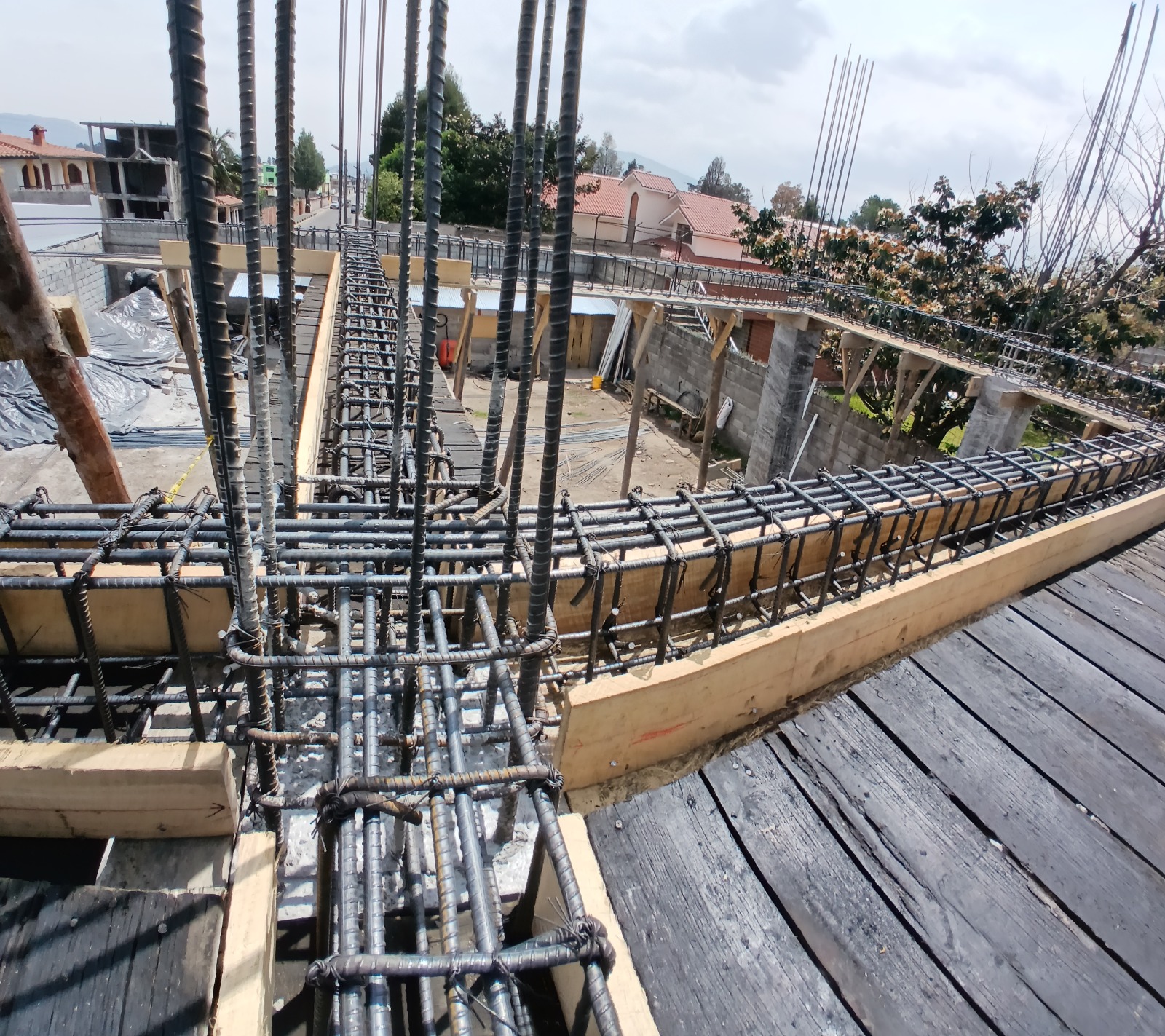 Losa de hormigón vertida y lista para siguiente fase de construcción