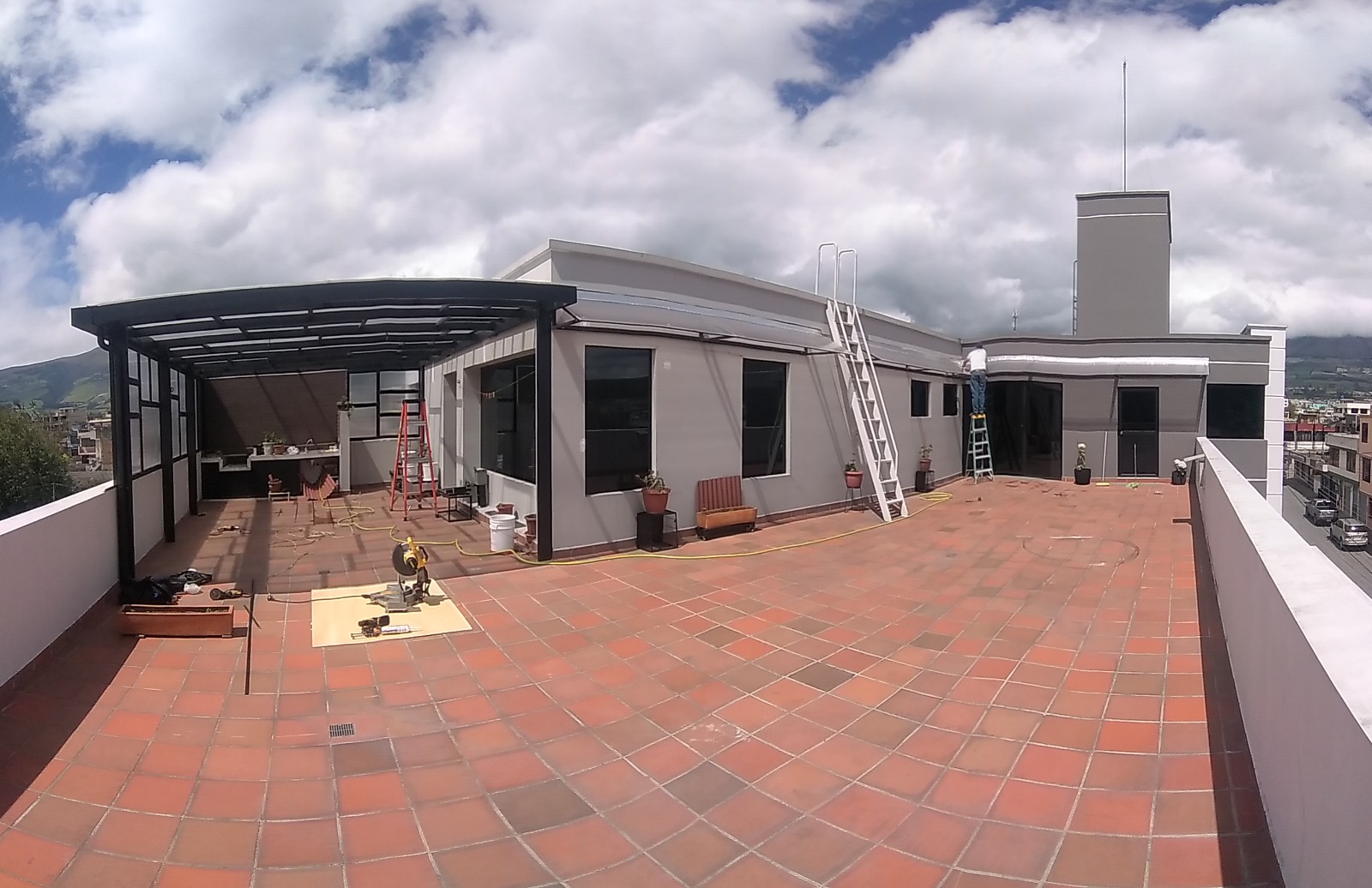 Salón residencial amplio y funcional terminado por el estudio